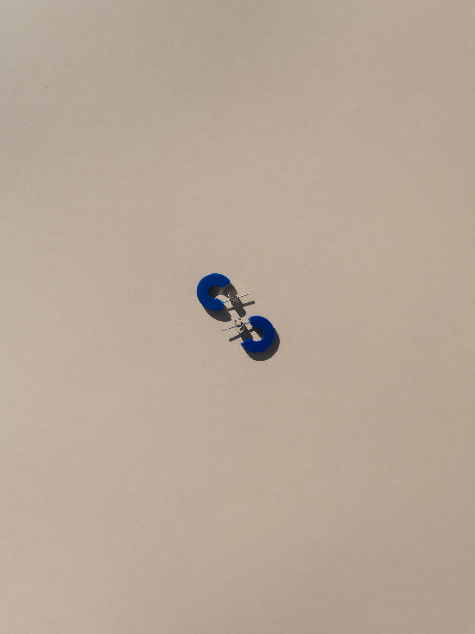 small colbalt blue hoops on tan background