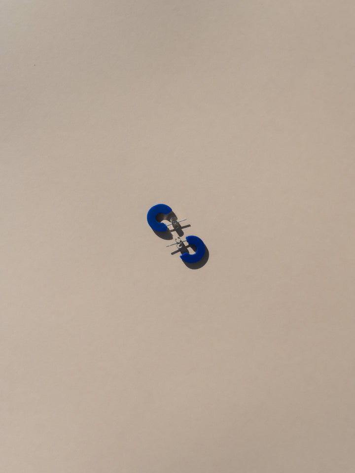 small colbalt blue hoops on tan background
