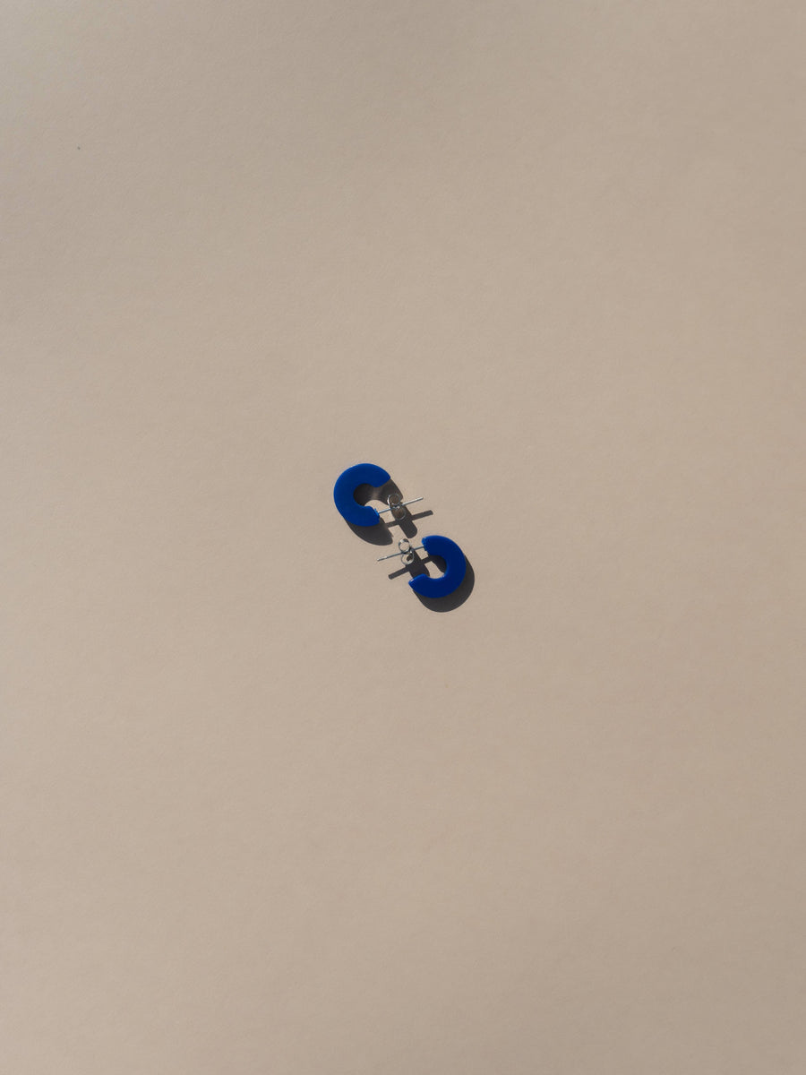 small colbalt blue hoops on tan background