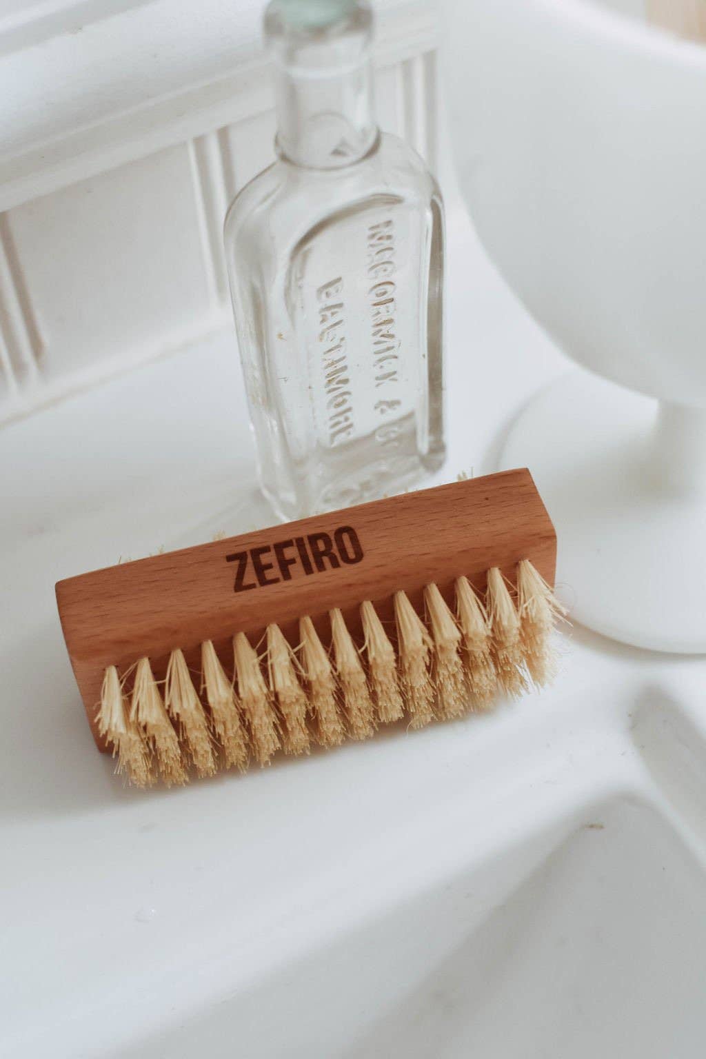 Brassiere brush with wooden handle and 'Zefiro' branding on a white surface.