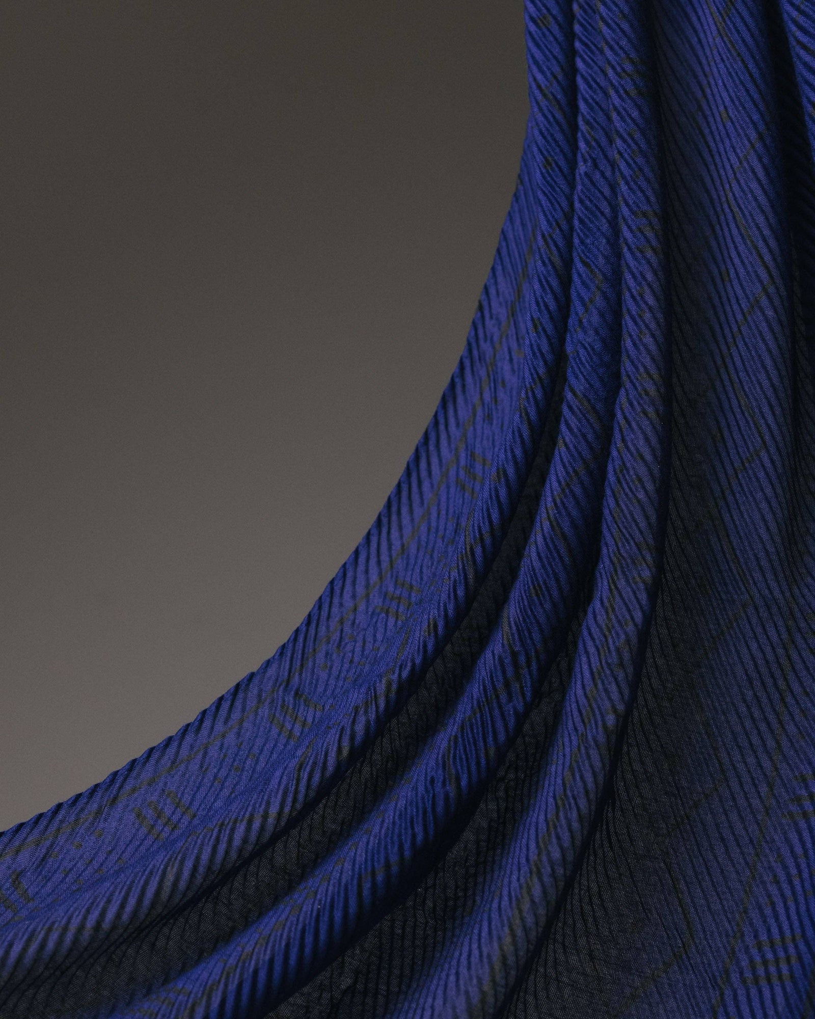 The Wrap Life - Printed Pleated Head Wrap in Essence: Blue
