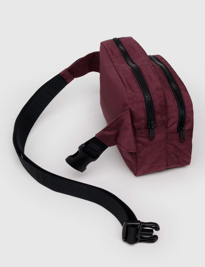 baggu fanny pack in mahagony facing right with closure unsnapped on white background