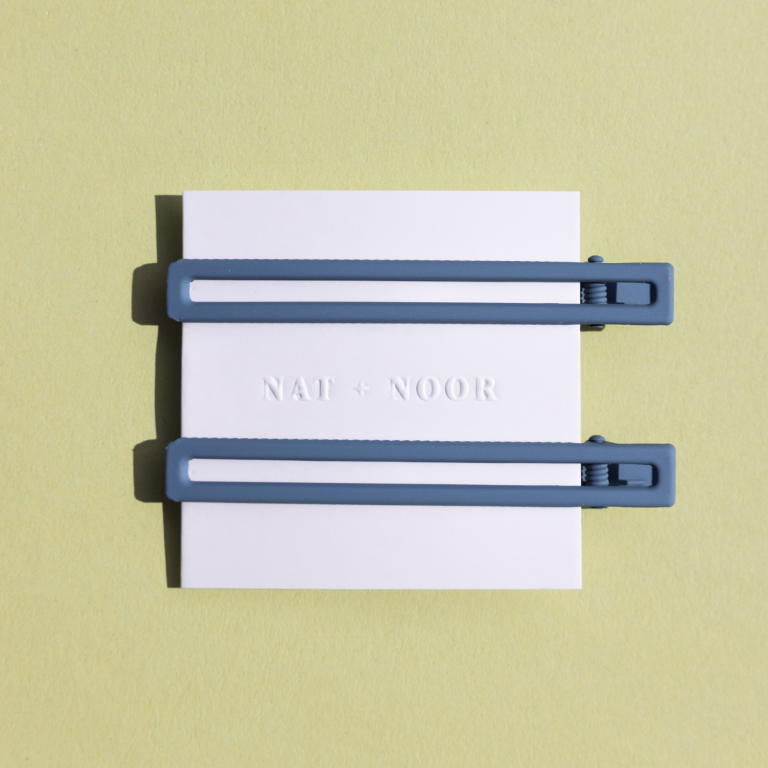NAT + NOOR - Leia Hair Clips Set - Sky on a green background
