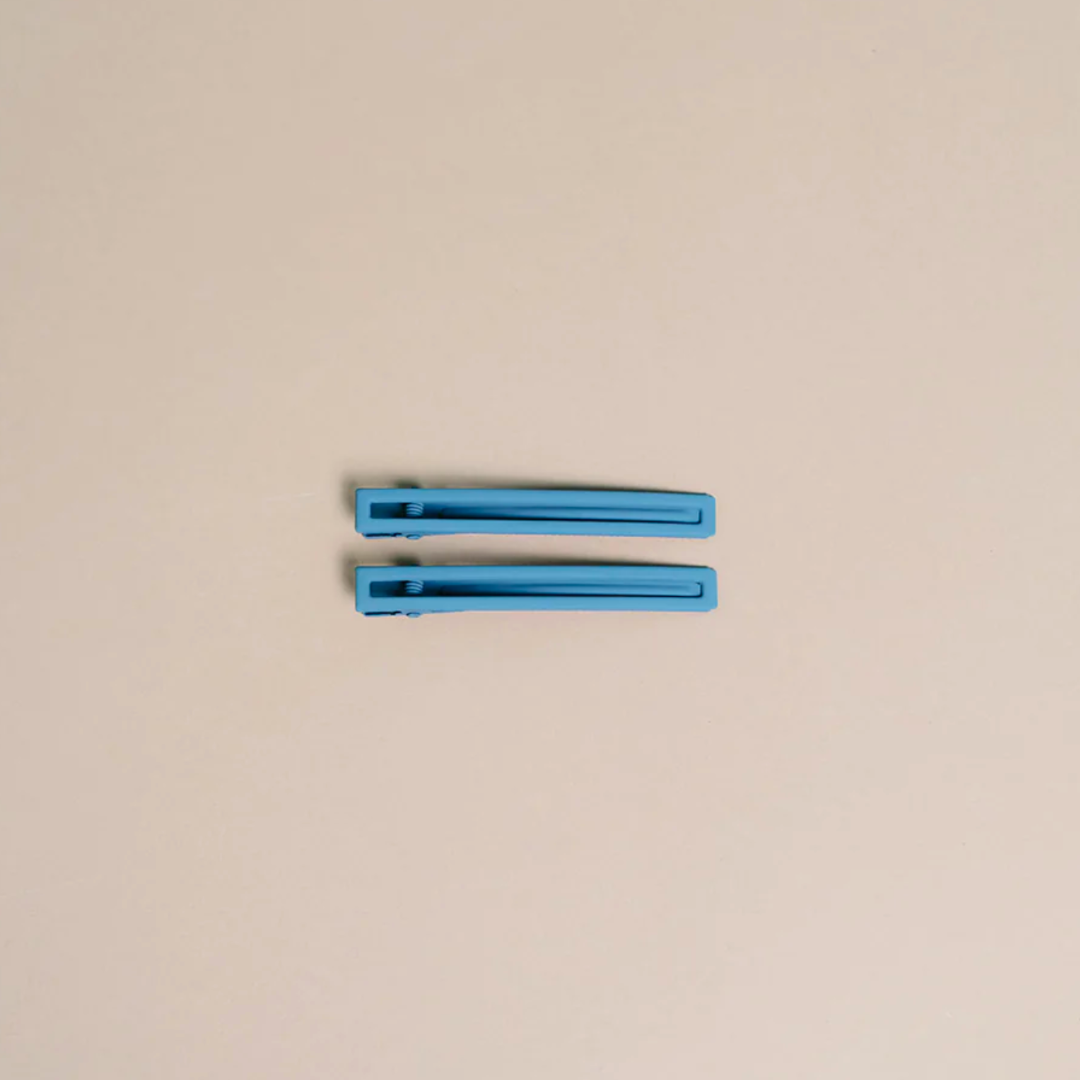 NAT + NOOR - Leia Hair Clips Set - Sky on a tan background
