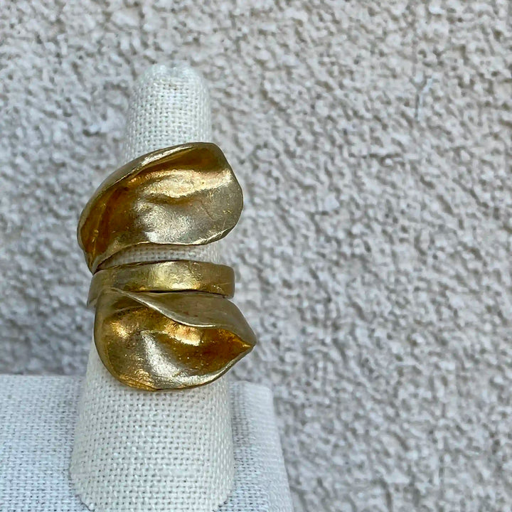 Organic curve statement ring