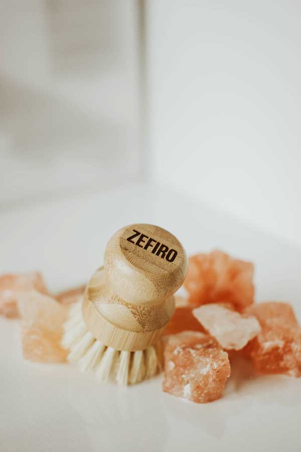 Wooden sissal dish brush with 'Zefiro' branding on a white background